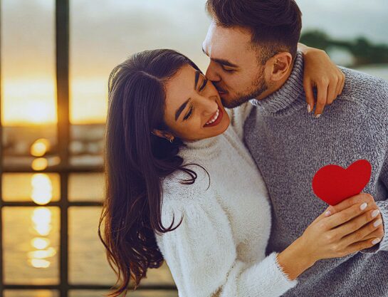 Влюблённая пара с символом сердца – романтическое настроение Дня святого Валентина